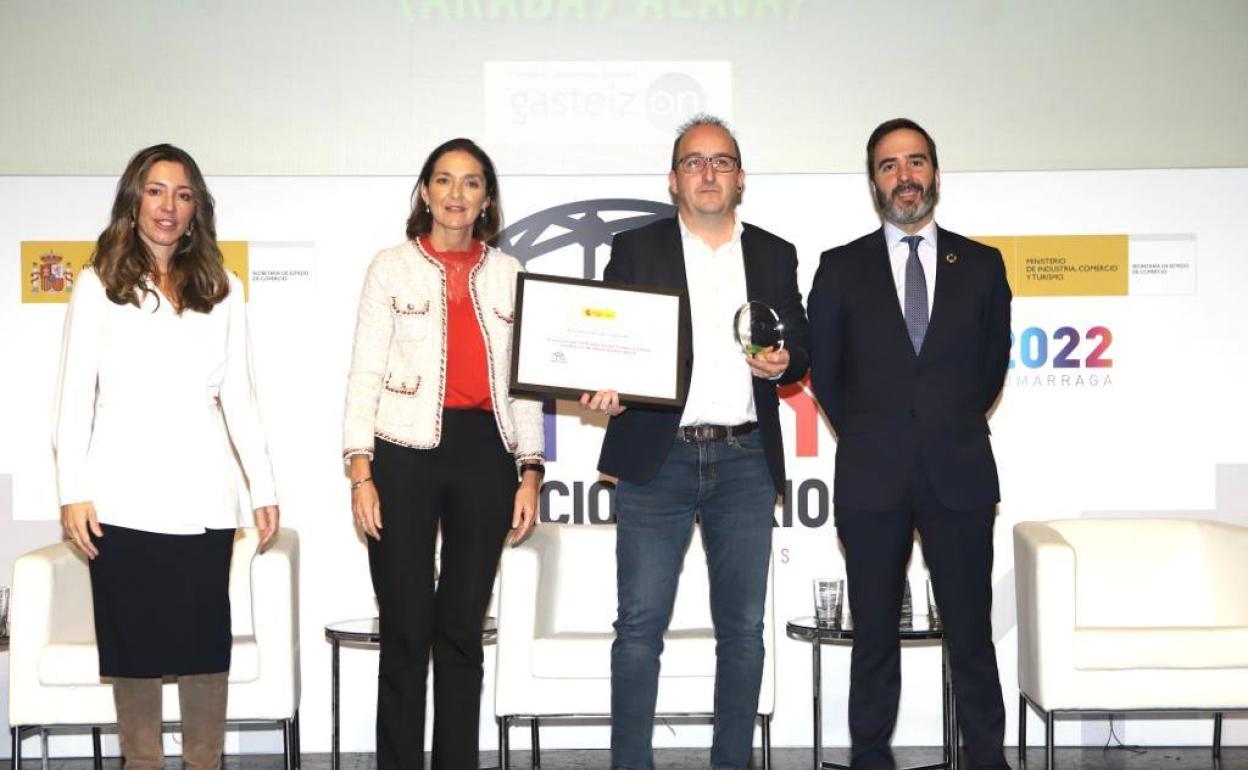 Xiana Méndez, Reyes Maroto, Diego Martínez de San Vicente, con el premio, y Javier Hurtado. 