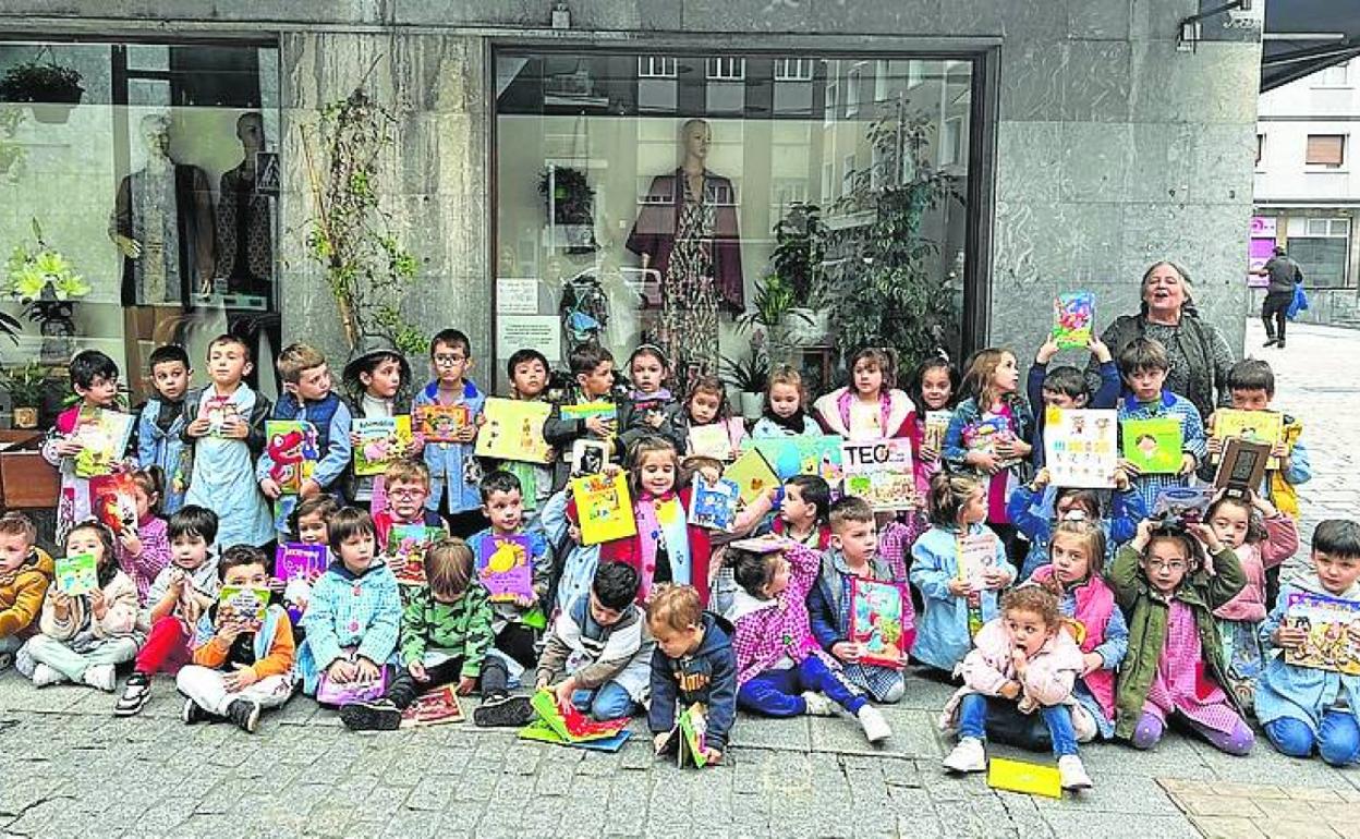 Los 40 niños y niñas posaron con sus libros junto a las cajas solidarias. .