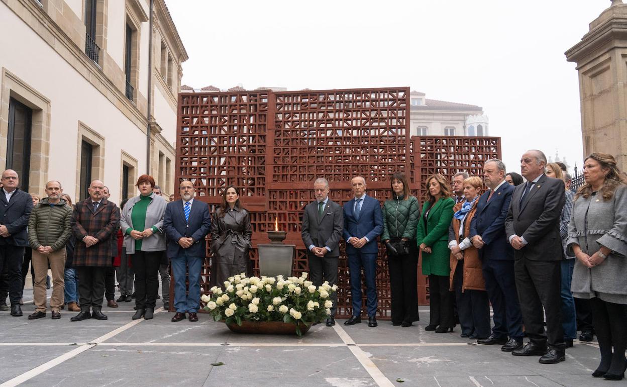 La presidenta del Parlamento vasco, Bakartxo Tejeria, y el lehendakari, Iñigo Urkullu, en la ofrenda floral. 