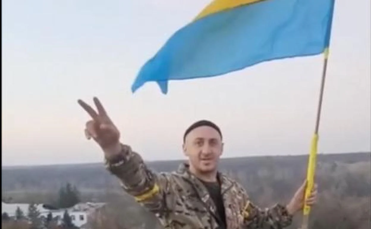 Un soldado ucraniano ondea la bandera de su nación en la recién liberada Kalynivske, ciudad de Jersón. 