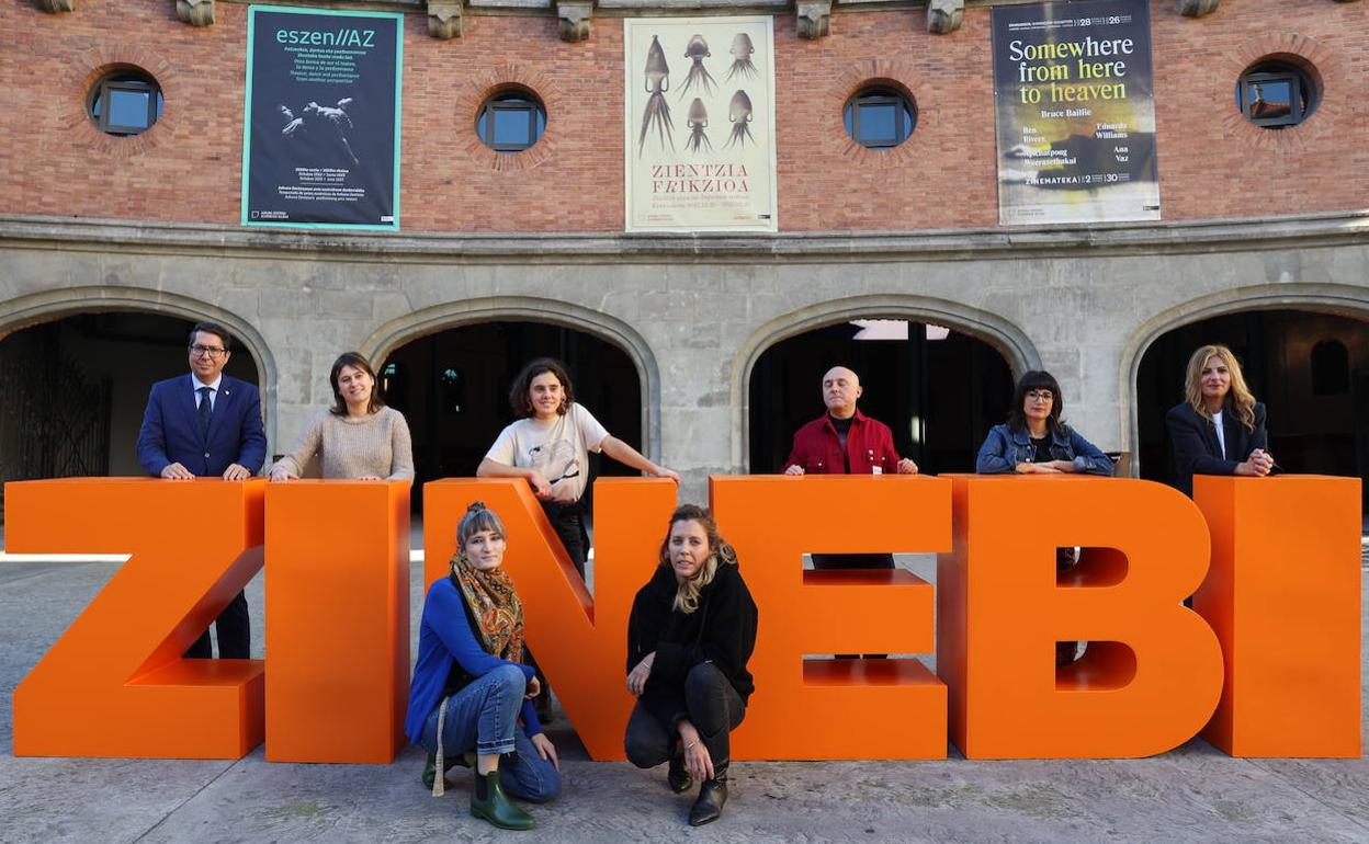 Autores de los cortometrajes vascos a concurso y organizadores del festival posan en la entrada de Azkuna Zentroa.