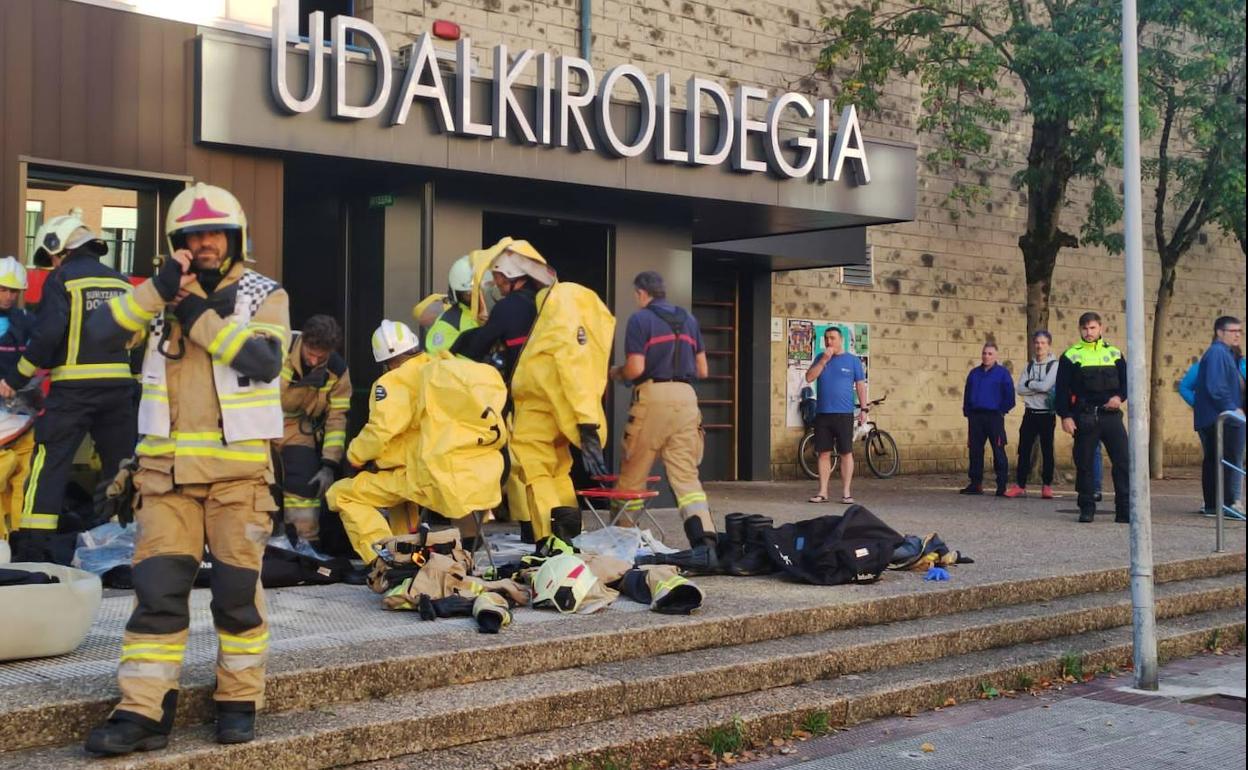 Efectivos de Bomberos de San Sebastián ante el Polideportivo Municipal de Hernani. 