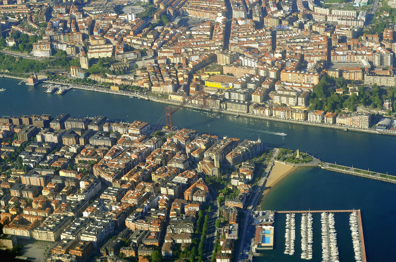 En Getxo el metro cuadrado cuesta 3.822 euros y en Portugalete, al otro lado de la ría, 2.581. 