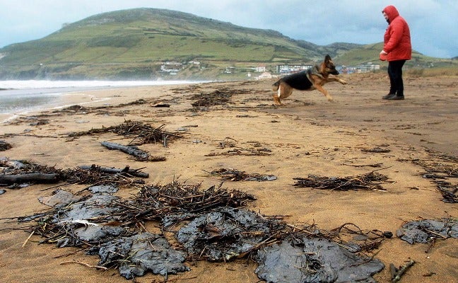 Playa de Zierbena con manchas de chapapote. 