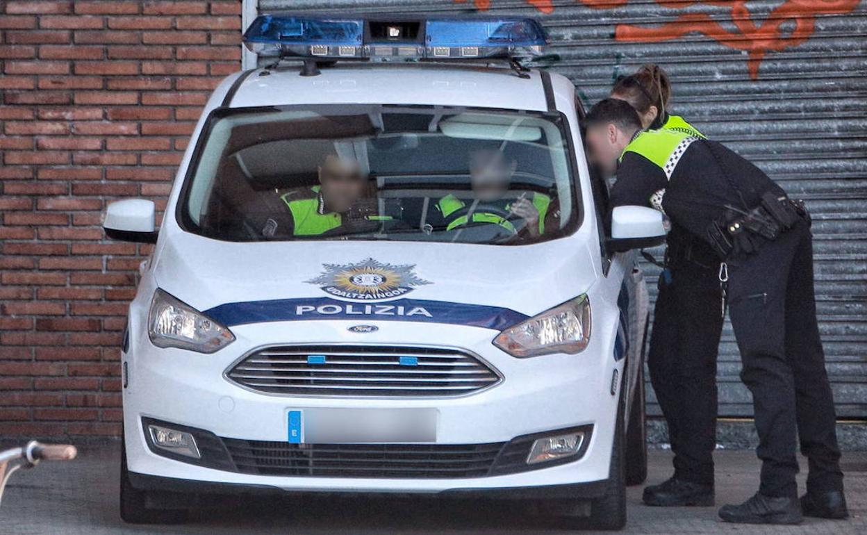 Agentes locales, de custodia en un operativo antidroga en Vitoria. 