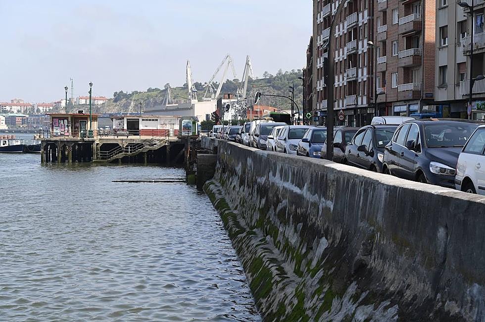 Coches aparcados junto a la ría, en Erandio. 