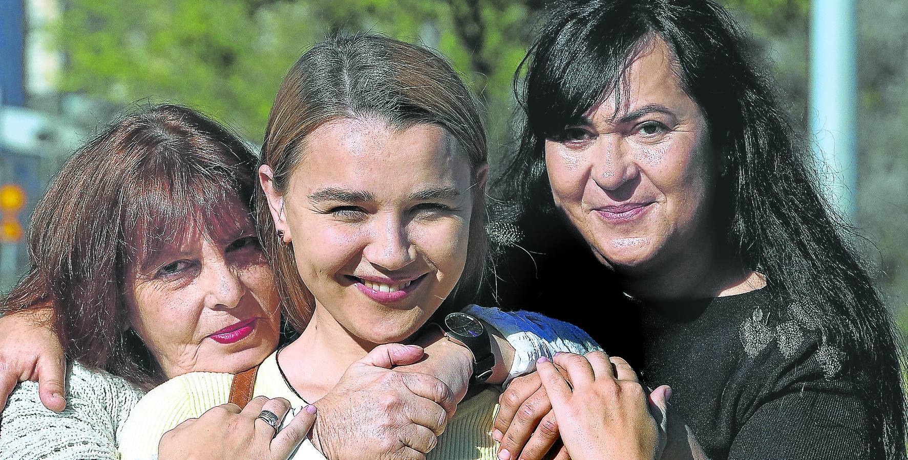 Reencuentro con su familia de acogida. Esther y Ana Isabel abrazan a Alina, que llegó en abril a Gipuzkoa tras huir de la guerra en Ucrania. 