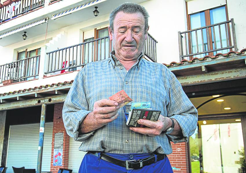 A José Ramón Bilbao, ganadero de Gatika, no le gusta pagar con tarjeta.