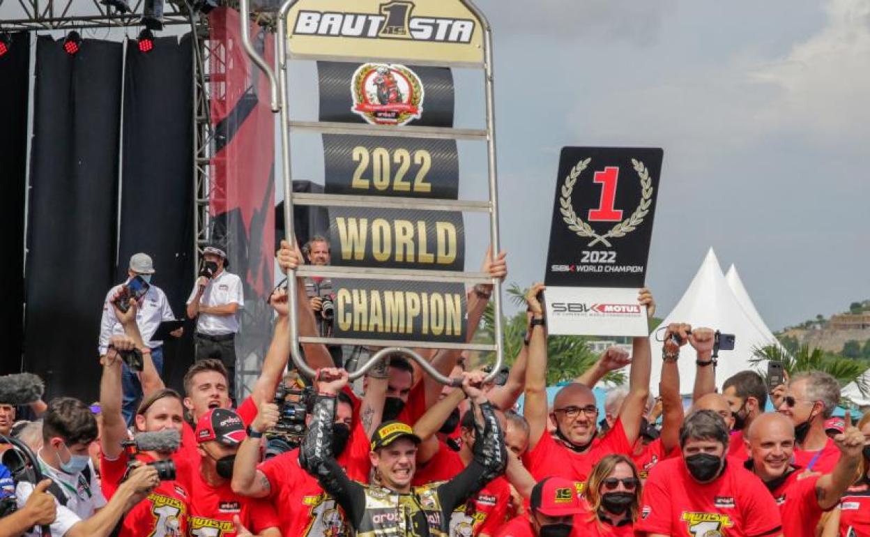 Álvaro Bautista celebrando el Campeonato del Mundo de Superbikes.