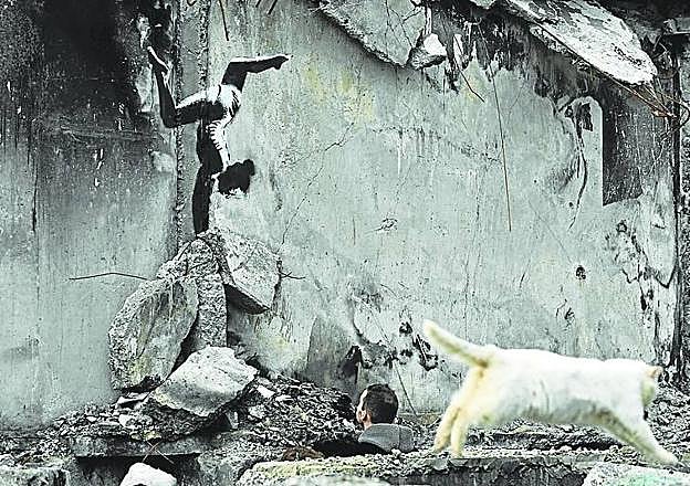 La figura de la joven gimnasta, en un edificio en ruinas. 