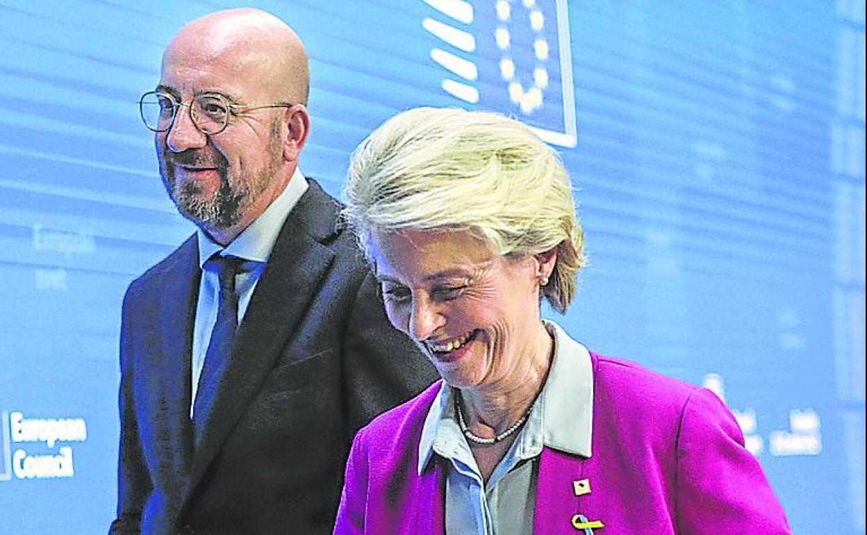 Von der Leyen y Charles Michel, presidente del Consejo Europeo. 