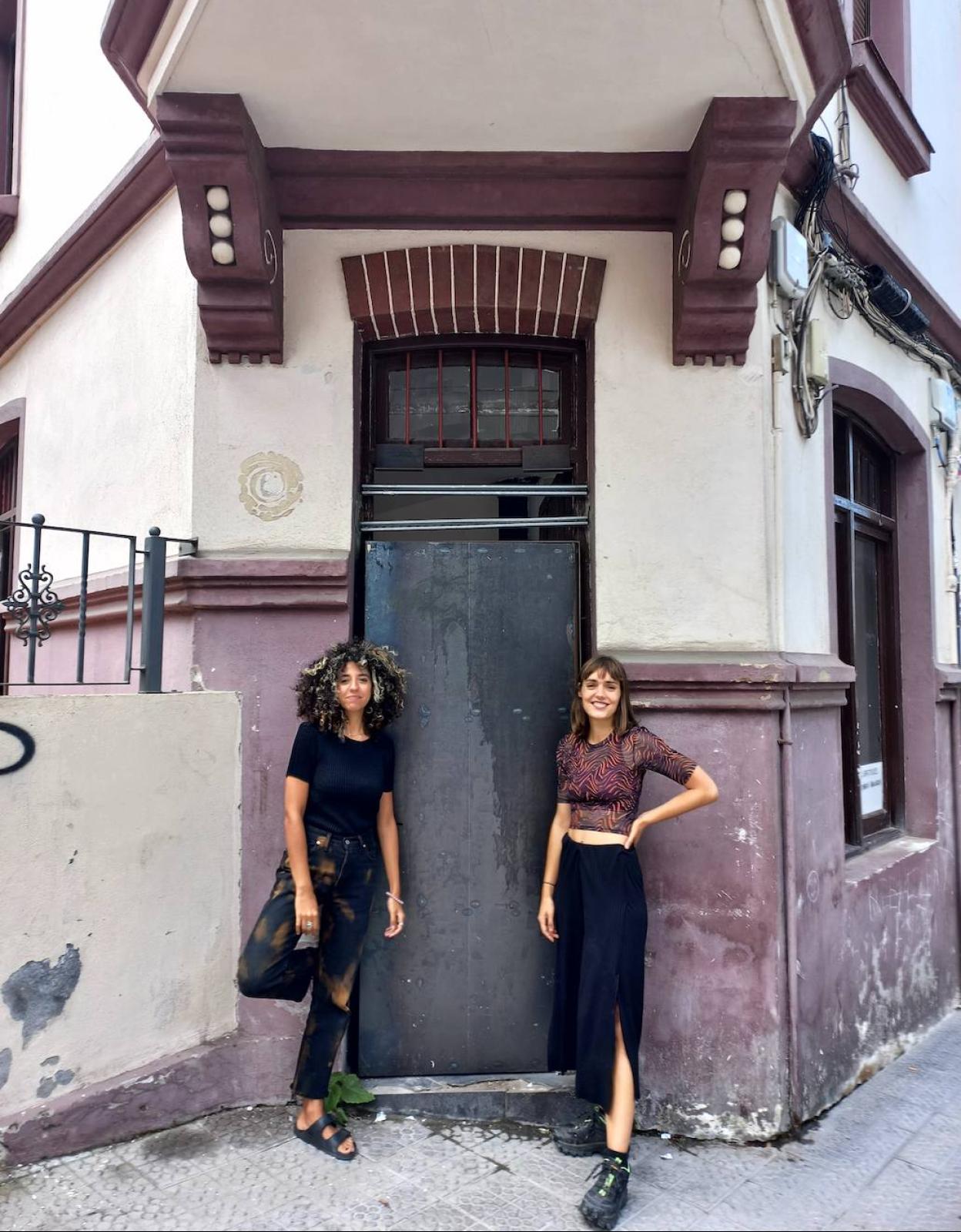 Libe Kerroum y Laura Marchante posan en su nuevo local del barrio bilbaíno de Irala.
