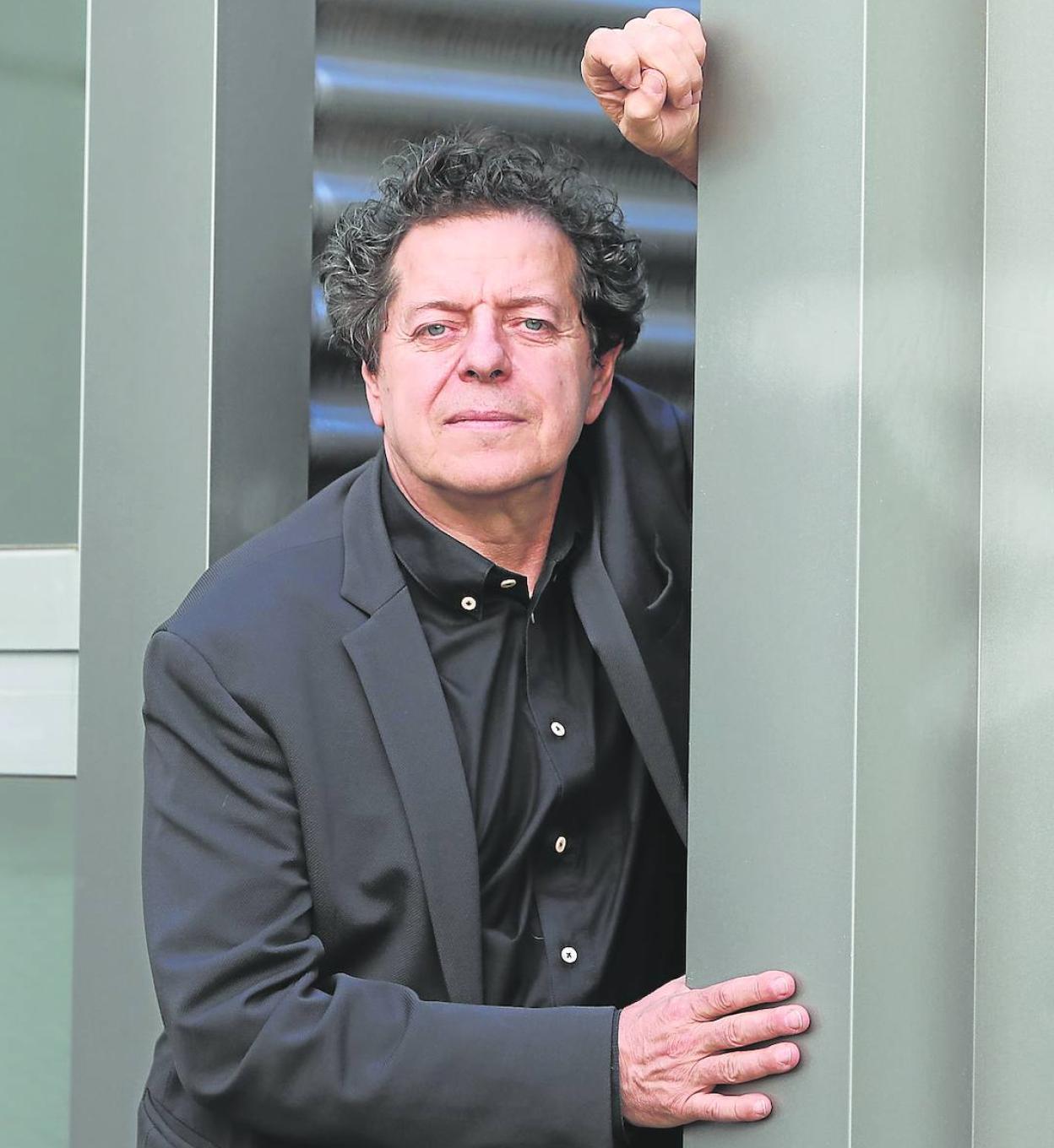 Juan Herreros posa en la Galería Carreras Múgica durante su estancia en Bilbao. 
