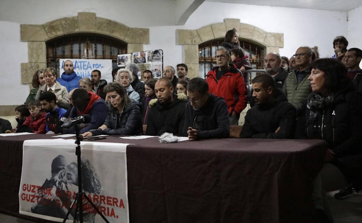 Representantes de Atxondo Harrera Herria y los inmigrantes afectados en la rueda de prensa de ayer. 
