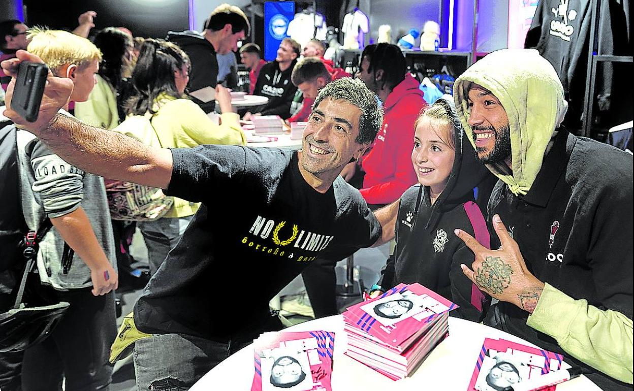 Henry se retrata con unos aficionados durante la firma de autógrafos que realizó ayer el Baskonia. 