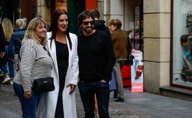 La escritora posa con unos turistas mexicanos que la reconocieron en la calle.