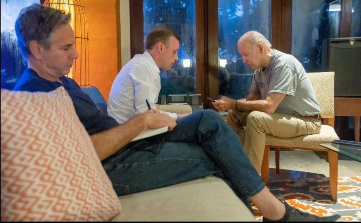 Biden y el presidente polaco Duda charlan en presencia de Blinken esta madrugada en Bali. 
