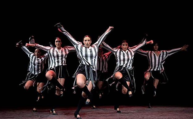 Cuerpo de baile que pone en escena el espectáculo 'Zarra'.