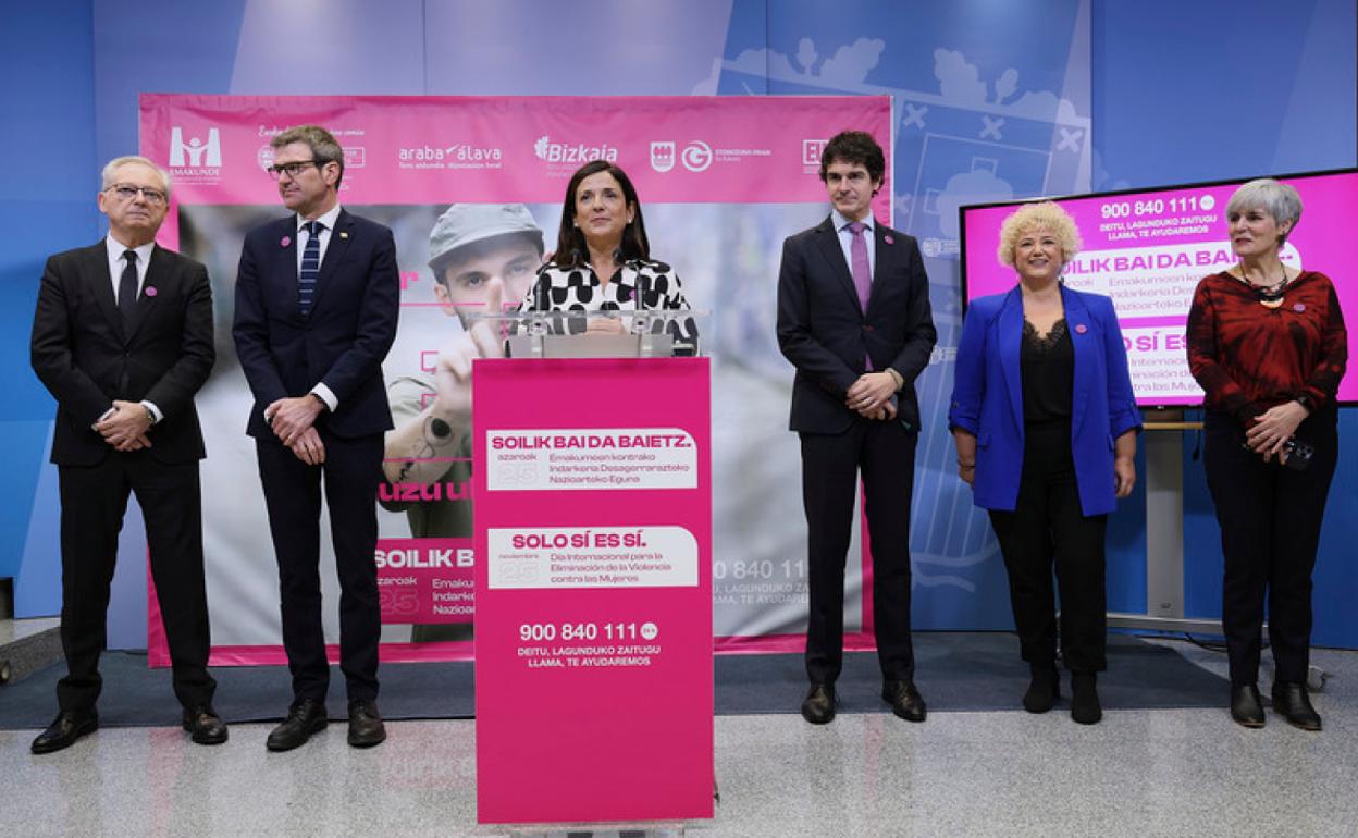 Kanpainarekin bat egin duten instituzioen arduradunak.