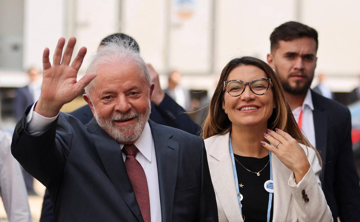 Lula da Silva, junto a la ministra de Medio Ambiente de Brasil, visita la COP27 en Sharm El-Sheik. 
