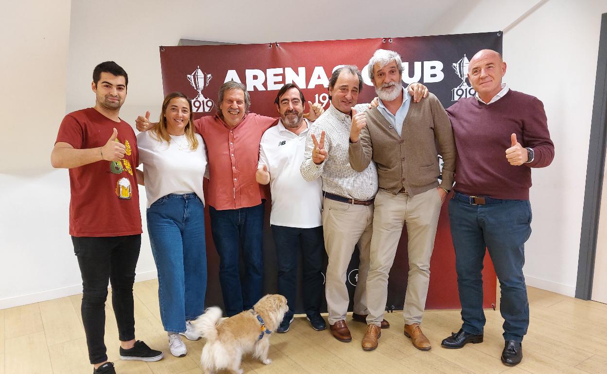 Los directivos que han visto en Gobela la retransmisión del sorteo, satisfechos al tocar un Primera. 
