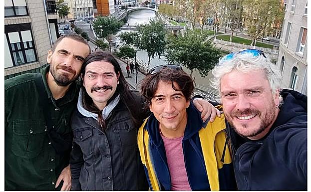 Botibol, Felix, Jurgi y Xan en Bilbao tras la rueda.