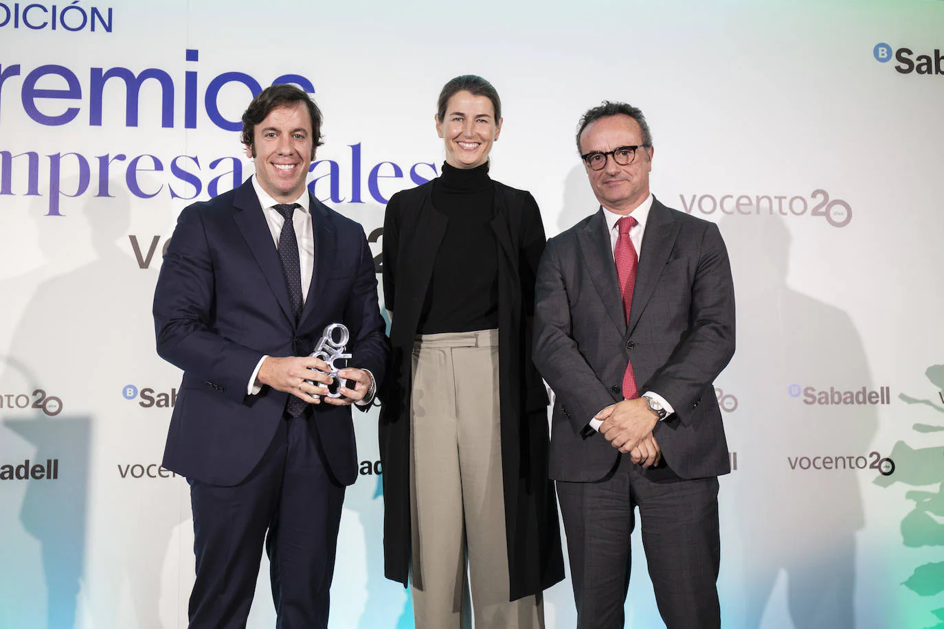 Mariana Ramonell, directora de Sostenibilidad de Vocento, entrega el premio a la Sostenibilidad Social a Inditex
