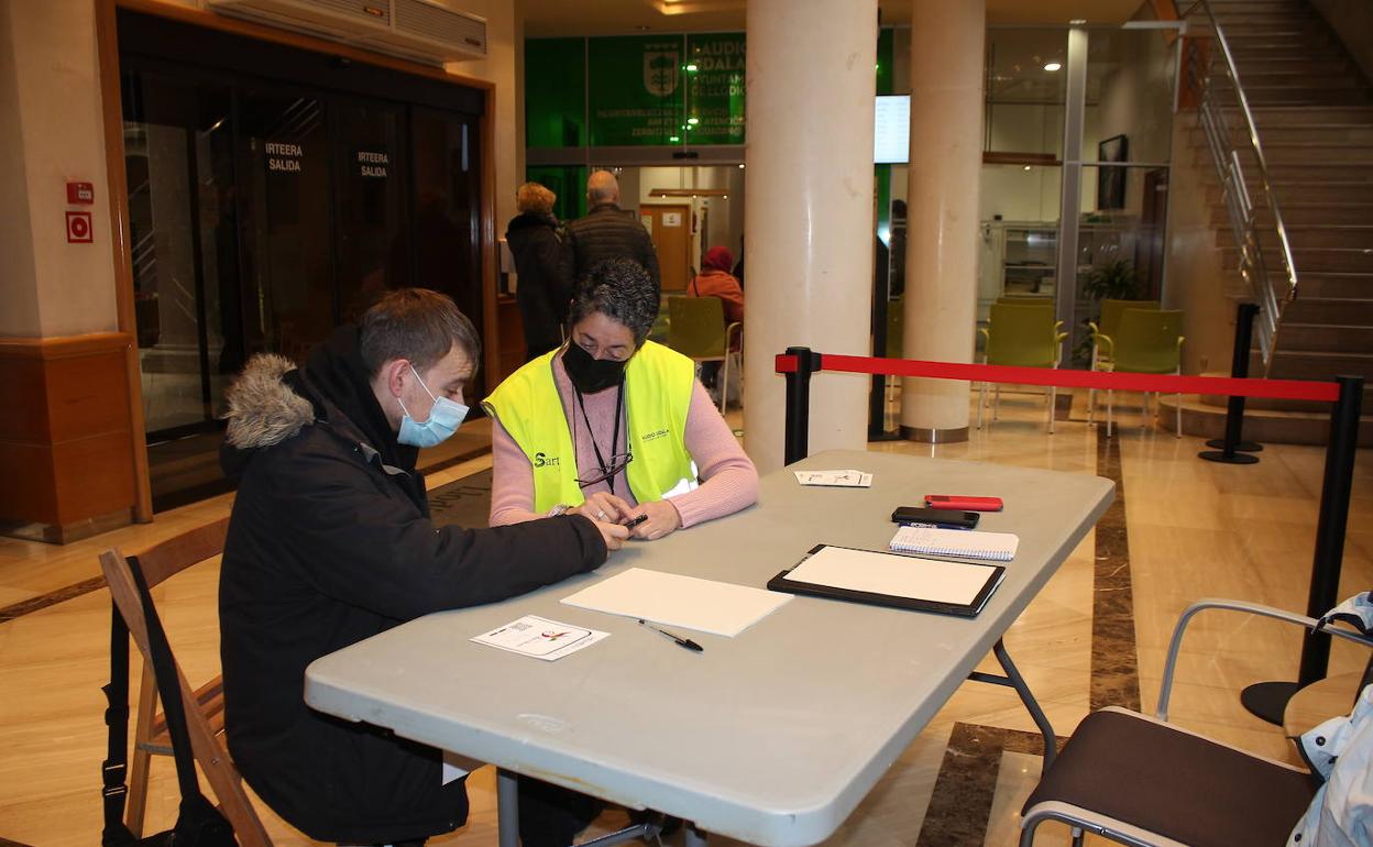 Llodio mantendrá el programa de 'herrilaguntzaileak' con el plan de empleo de la Cuadrilla. 