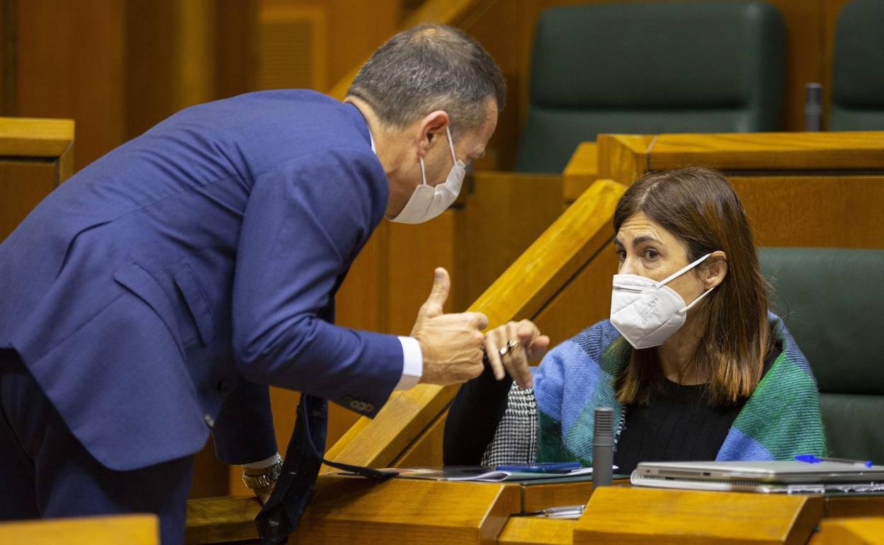 El consejero de Educación, Jokin Bildarratz, y la portavoz de Elkarrekin Podemos-IU, Miren Gorrotxategi. 