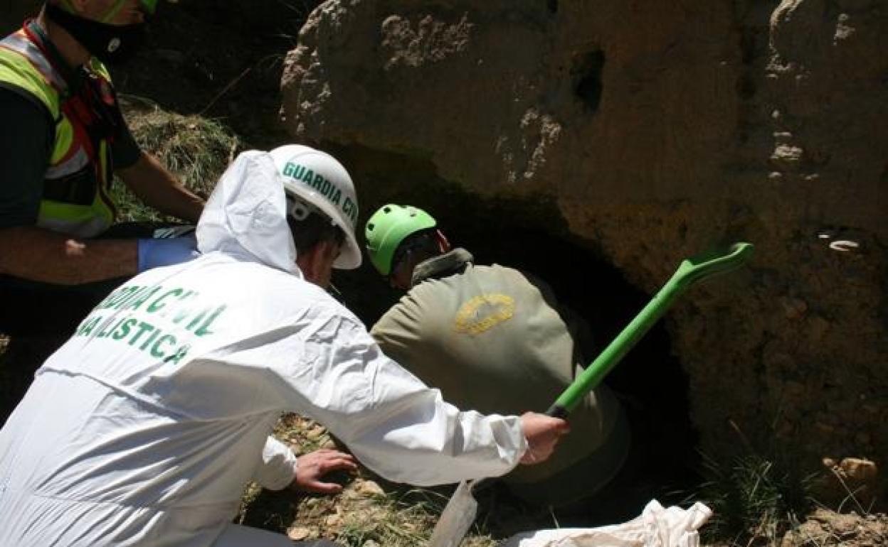 Imágenes del hallazgo del cadáver el pasado mes de mayo en una cueva ubicada a 19 kilómetros de Guadix, en dirección Lugros.