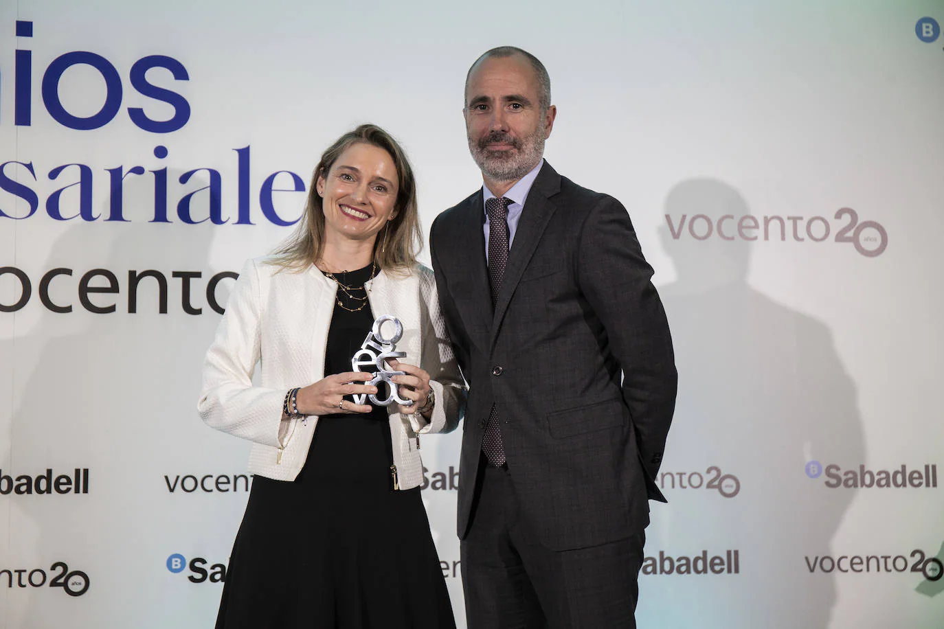 Iñigo Iribarnegaray, director general de Nuevos Negocio de Vocento, entrega el premio a la Innovación a Laura Torderá, directora de Innovación de Ferrovial Construcción