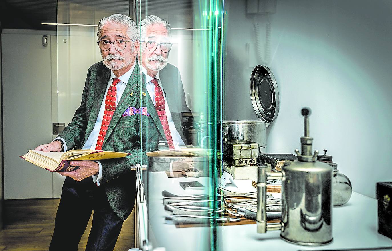 Urigoitia con un viejo tratado de cirugía junto a una de las vitrinas de la exposición permanente del Colegio de Médicos.