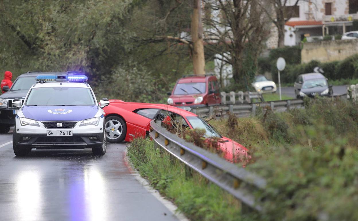 Un conductor pierde el control y estrella su Ferrari en Urduliz