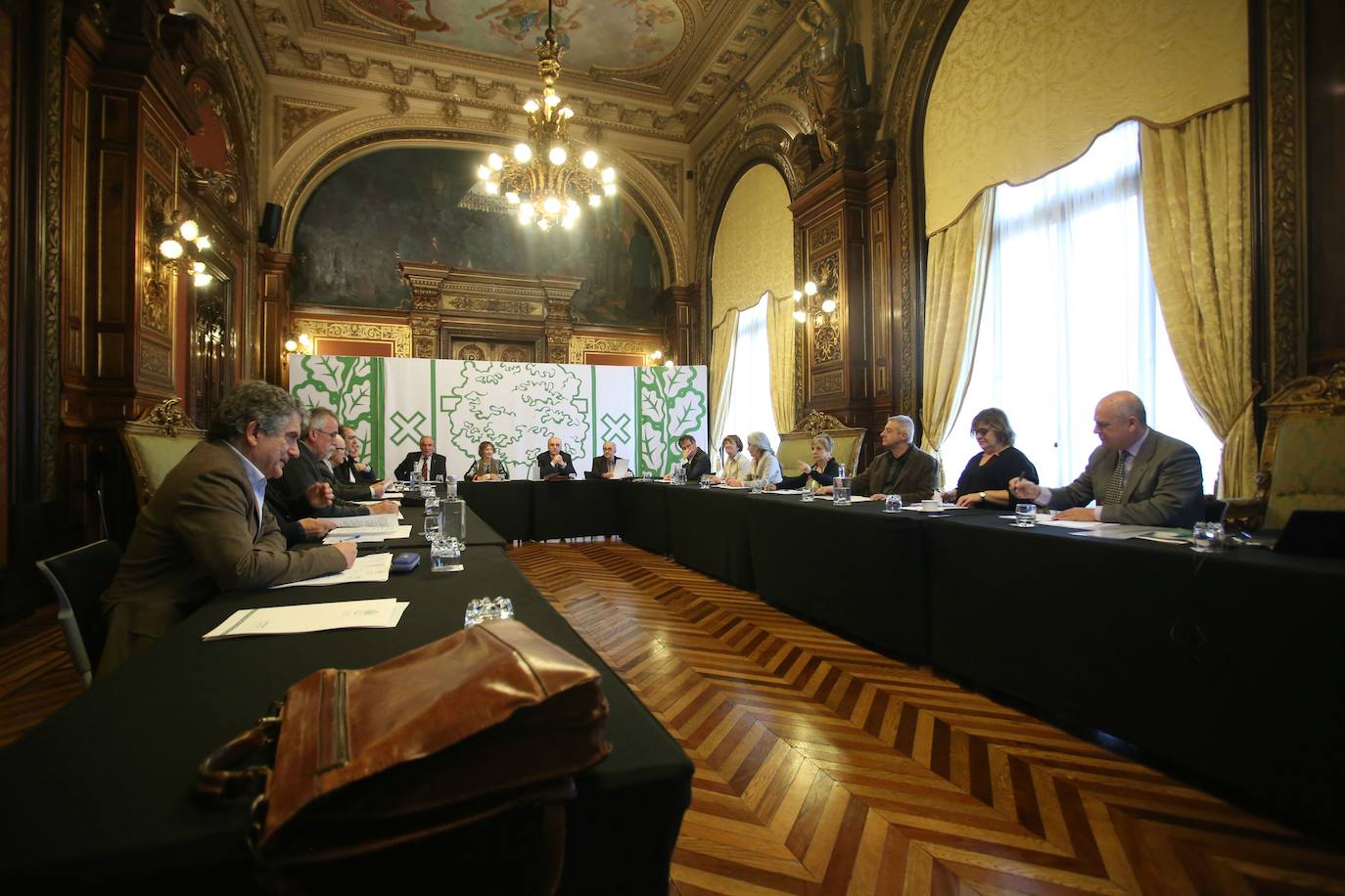 Euskaltzaindiko kideen bilera bat.