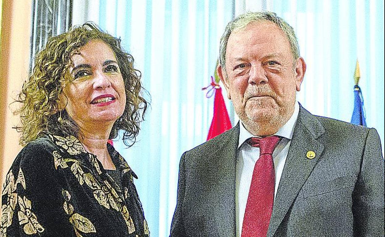 María Jesús Montero y Pedro Azpiazu, en el reciente acuerdo del Cupo. 