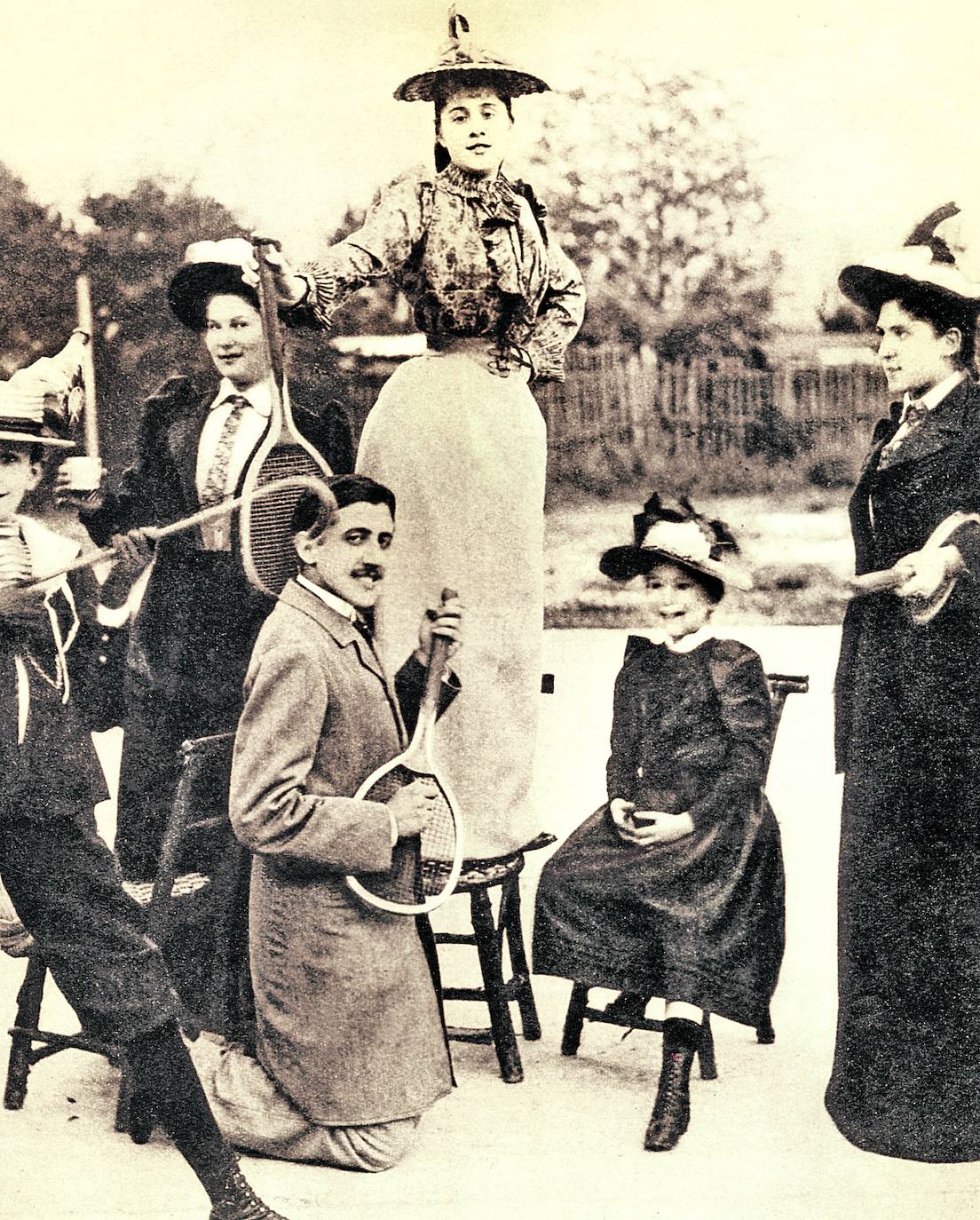 Marcel Proust con Jeanne Pouquet (de pie en la silla) y amigos y familiares, en Neuilly-sur-Seine. 