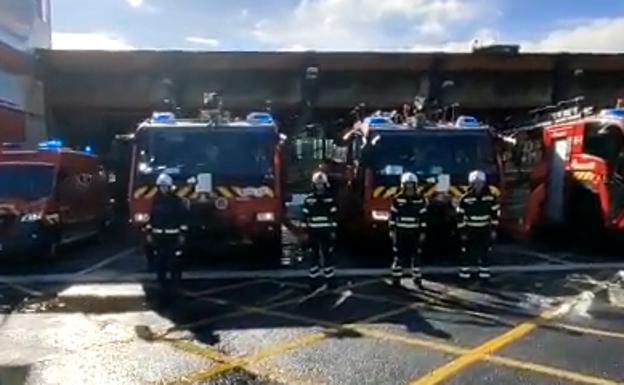 Homenaje de los Bomberos del aeropuerto de Bilbao a sus compañeros fallecidos en Perú