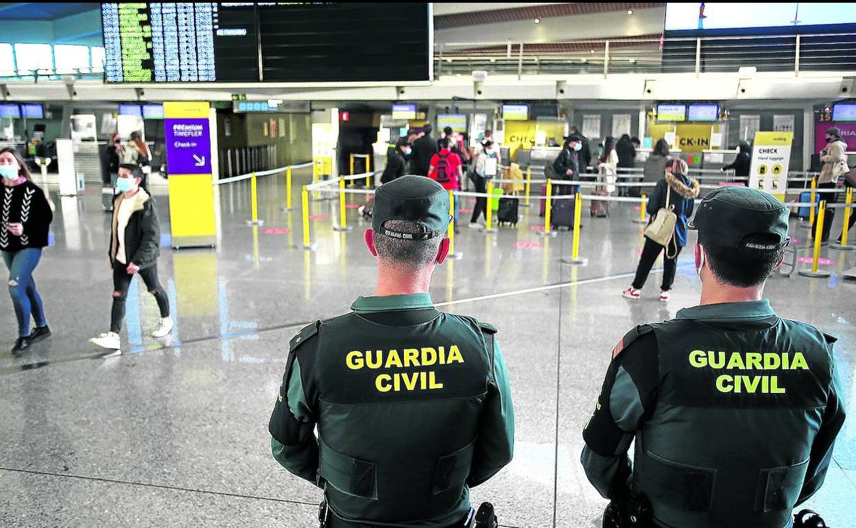 Agentes de la Guardia Civil vigilan la terminal de Loiu. 