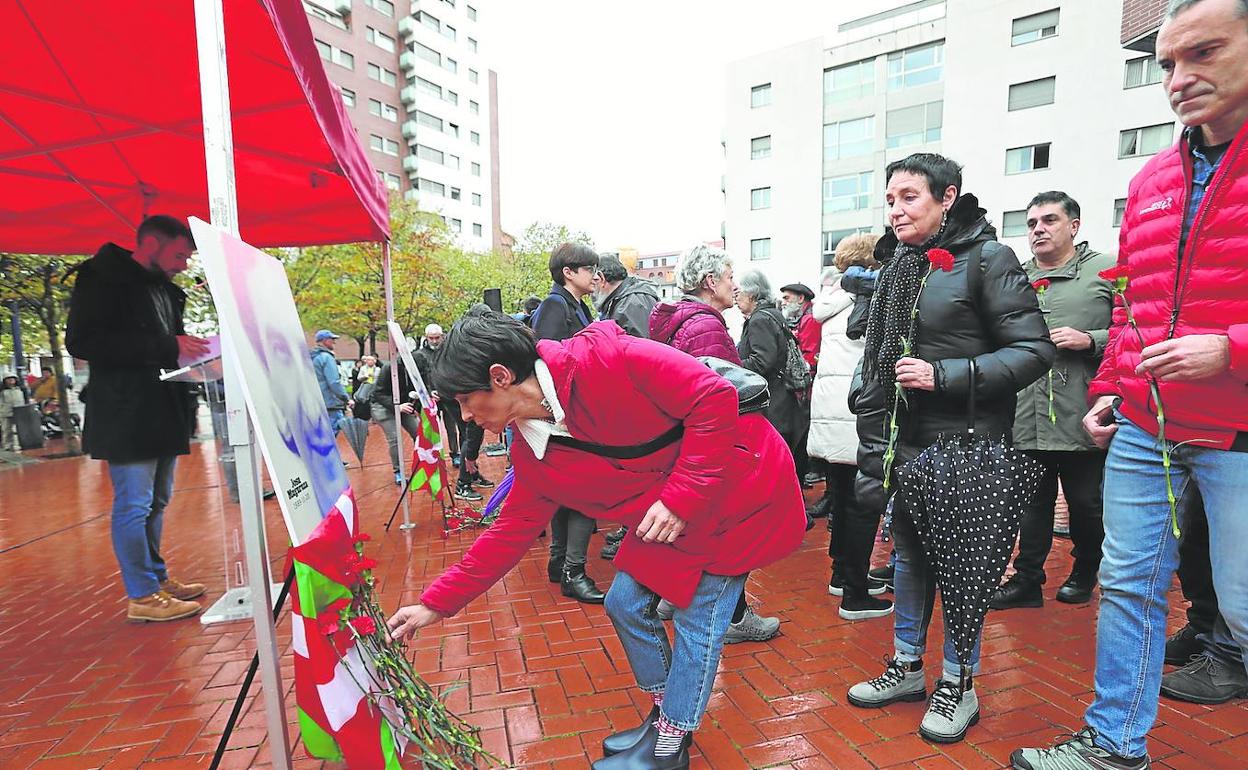 La portavoz de EH Bildu en el Parlamento, Maddalen Iriarte, deposita una rosa ante el retrato de Josu Muguruza.