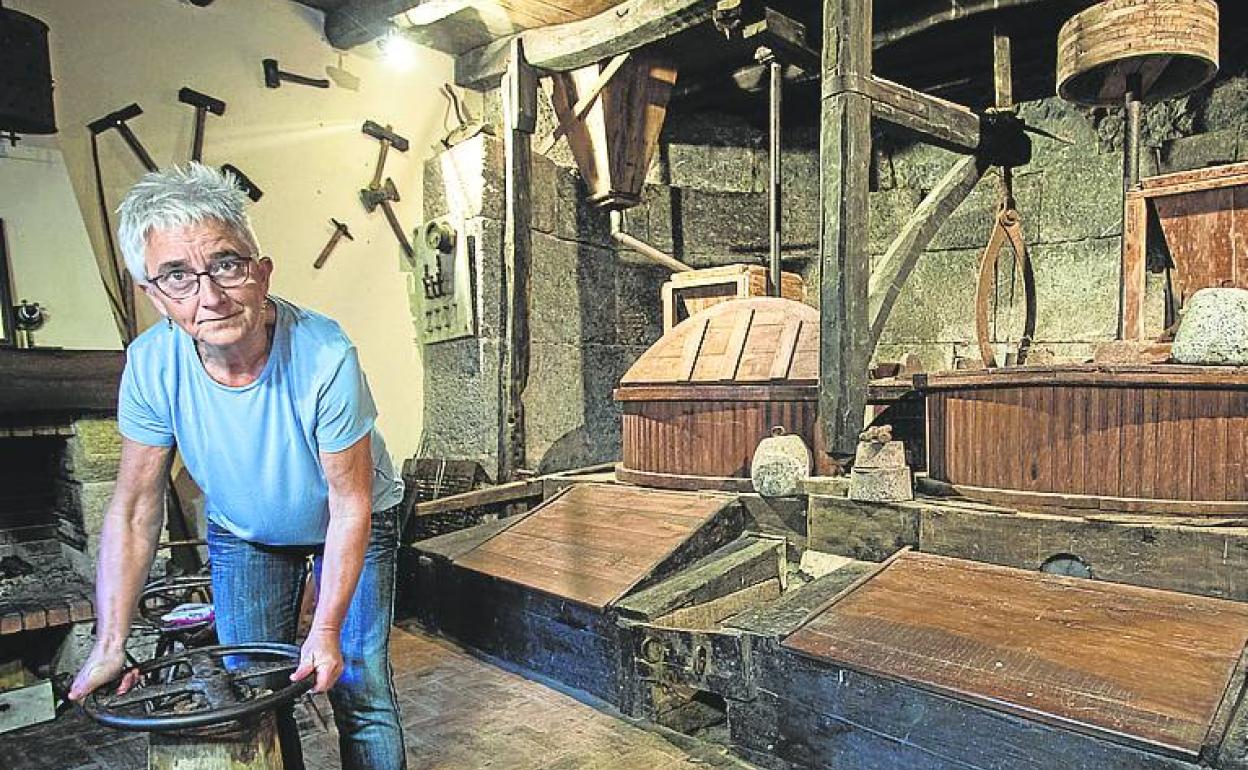 Arantza Goikolea en la zona de molienda del antiguo molino. 