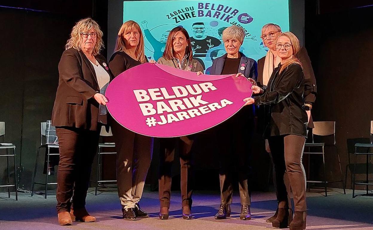 Representantes de las instituciones vascas en Sestao en la presentación de la XIII edición de la Beldur Barik. 