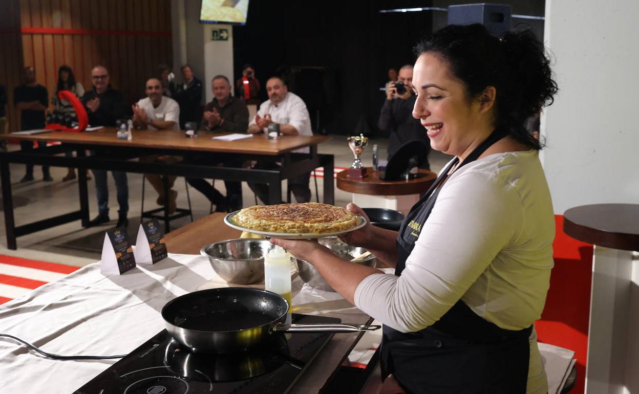 Ainara Arce, con la tortilla ganadora. 