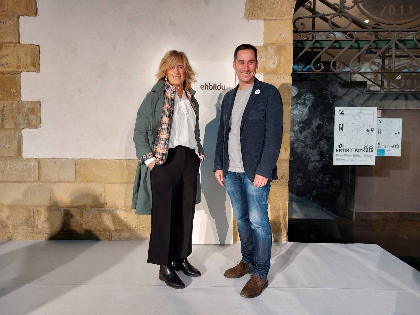 Maite Ibarra junto a Iker Casanova en el acto de presentación de la candidata de EH Bildu a la alcaldía de Arrigorriaga 