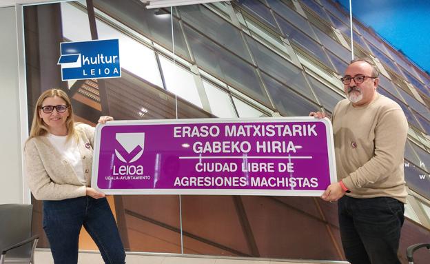 Estíbaliz Bilbao y Juan Carlos Martínez sujetan el cartel que se colocará en las entradas del muncipio. 