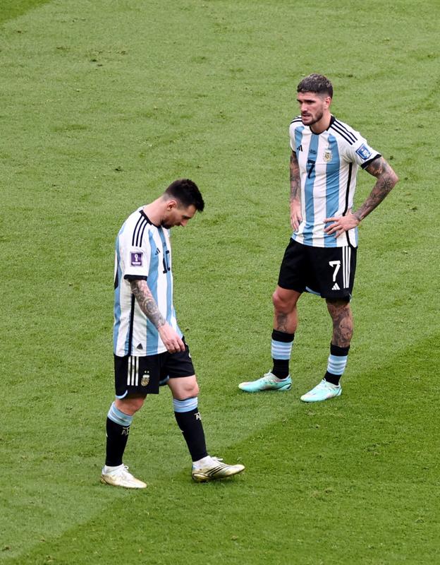 Leo Messi y Rodrigo de Paul, cabizbajos tras la debacle. 