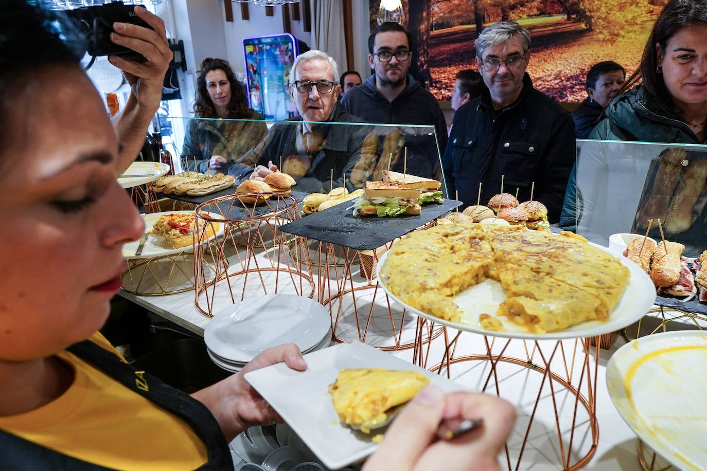 Cola ante la barra para hacerse con un pintxo.