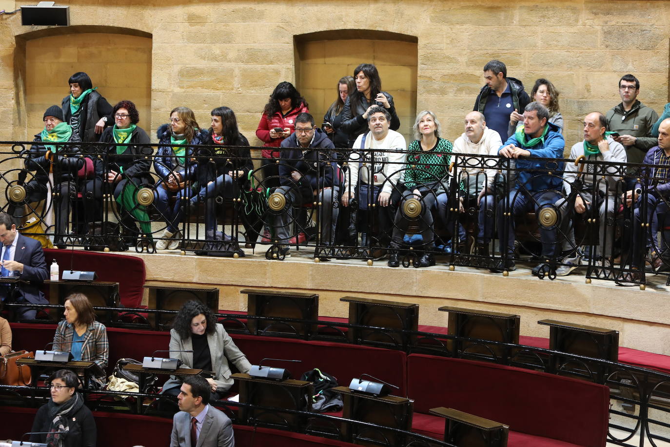 Fotos: Lágrimas de emoción entre los vecinos de Usansolo en Gernika tras aprobarse la desanexión de Galdakao
