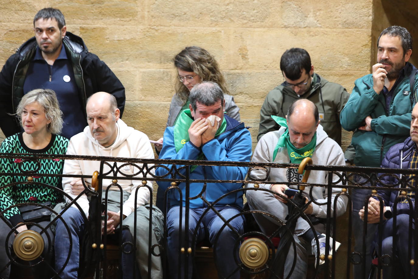 Fotos: Lágrimas de emoción entre los vecinos de Usansolo en Gernika tras aprobarse la desanexión de Galdakao
