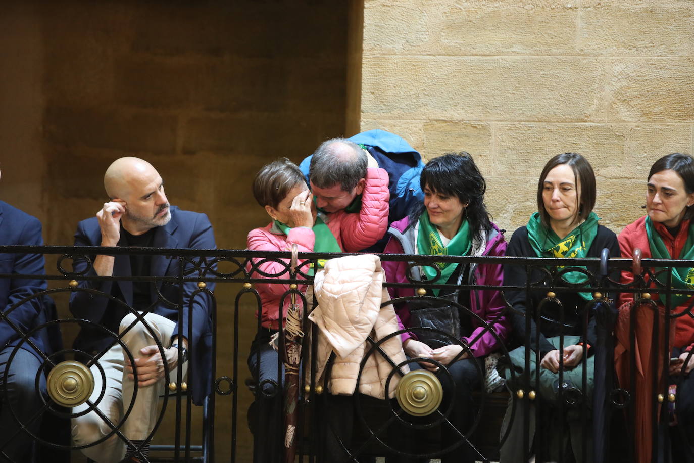 Fotos: Lágrimas de emoción entre los vecinos de Usansolo en Gernika tras aprobarse la desanexión de Galdakao
