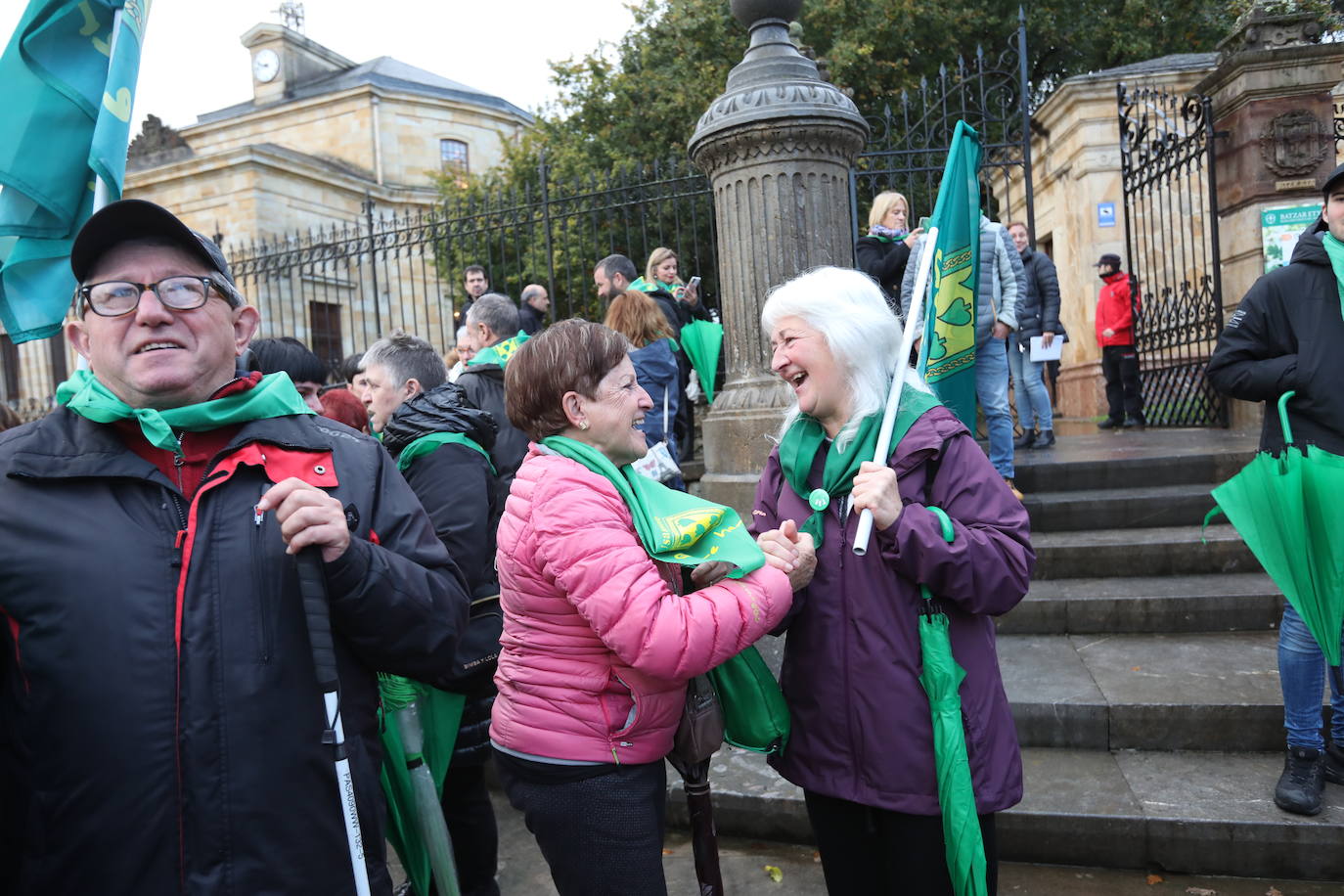 Fotos: Lágrimas de emoción entre los vecinos de Usansolo en Gernika tras aprobarse la desanexión de Galdakao